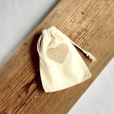 Woreczek lniany z aplikacją serca