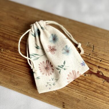 Woreczek lniany z kwiatowym nadrukiem